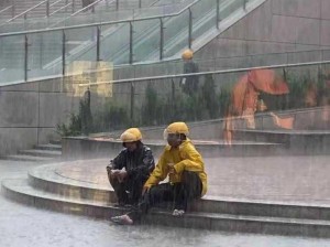 老公因暴雨困在公司妻子家里【暴雨夜，老公被困公司，妻子在家中焦急等待】